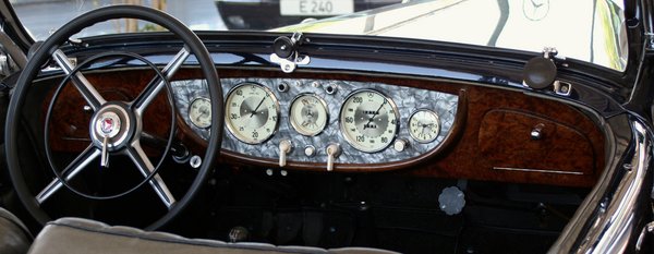 Cockpit eines Mercedes-Benz Oldtimers